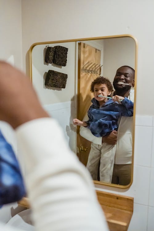 Kostenloses Stock Foto zu afroamerikaner junge, afroamerikanischer mann, badezimmer