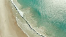 南非开普敦沙滩和碧绿海浪的宁静鸟瞰图