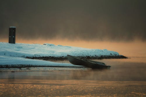 Foto profissional grátis de água, barco, chão coberto de neve