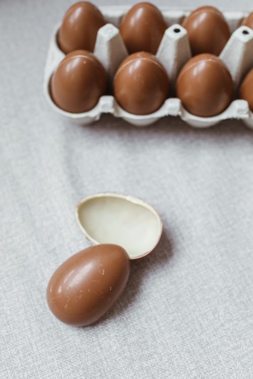 Free A close-up of chocolate eggs in a carton, perfect for Easter celebrations. Stock Photo