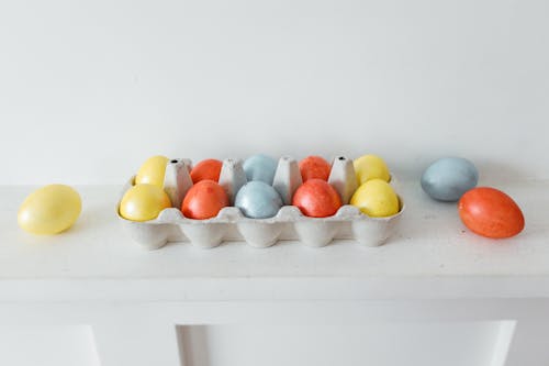 Ingyenes stockfotó fehér felület, festett tojások, húsvét témában