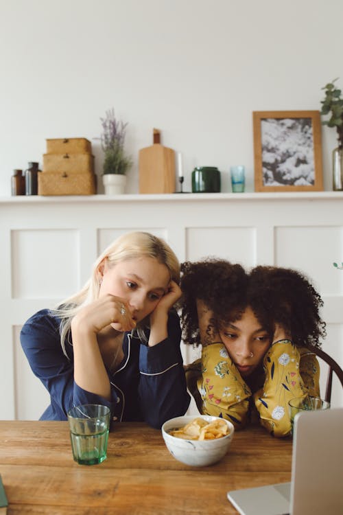 Gratis stockfoto met Afro-Amerikaanse vrouw, computer, gekleurde vrouw