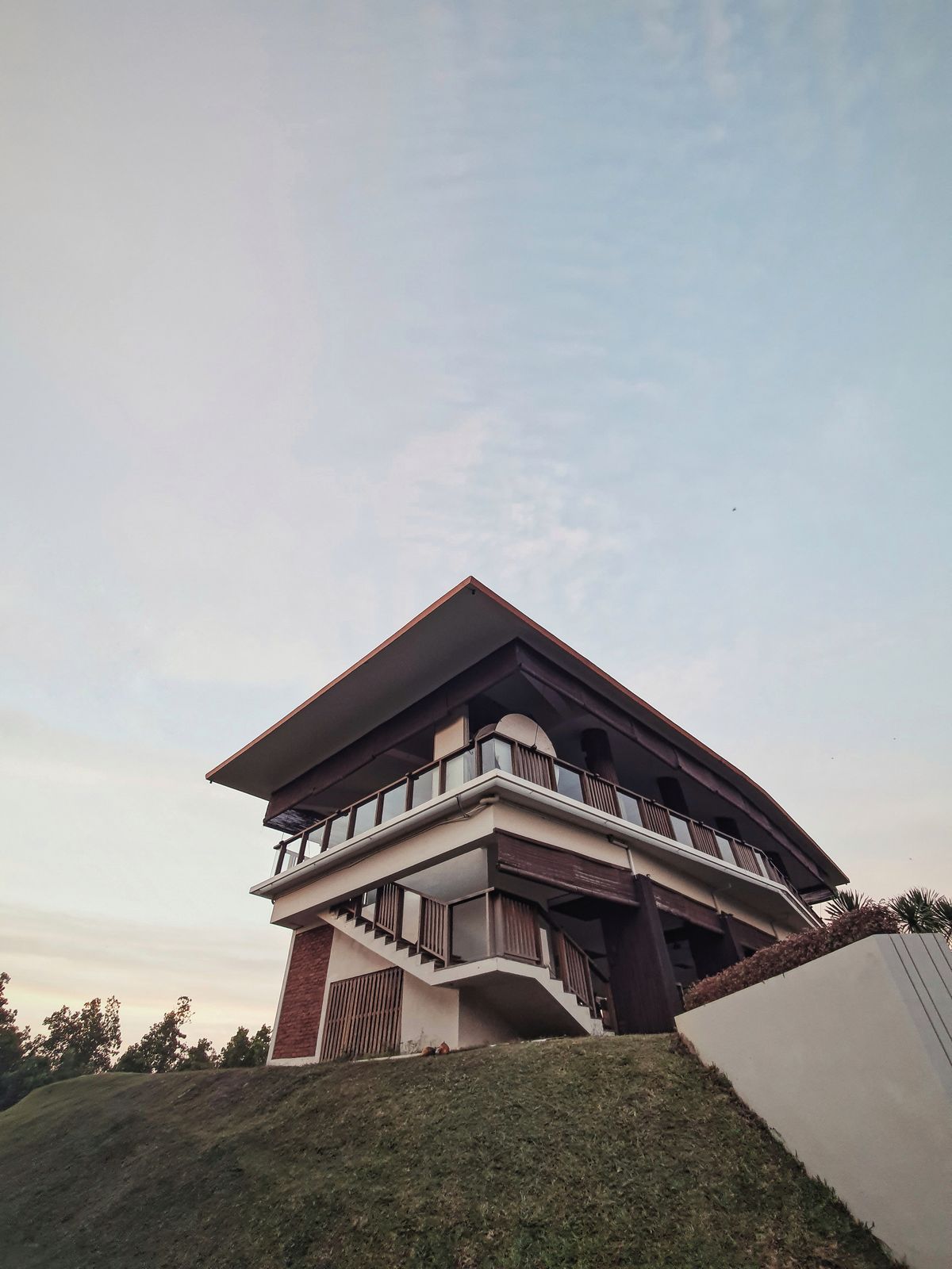 Rumah Tropis Modern dengan Taman