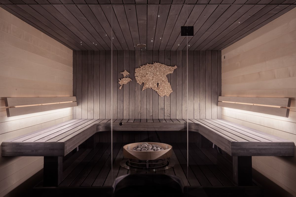 Interior cálido de sauna finlandesa con iluminación suave