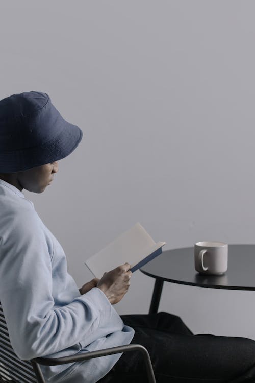 Gratis stockfoto met Afro-Amerikaanse man, boek, emmer hoed
