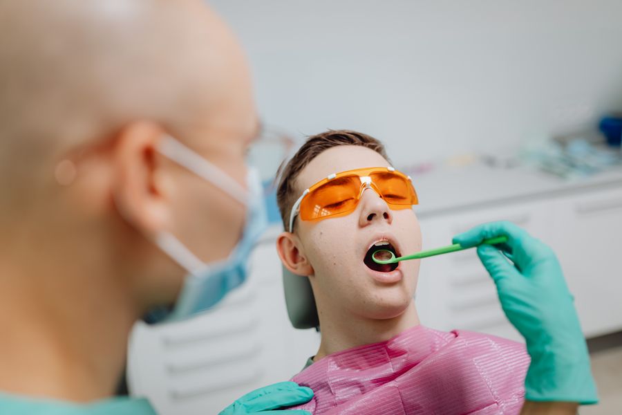 Niño recibiendo una consulta odontológica