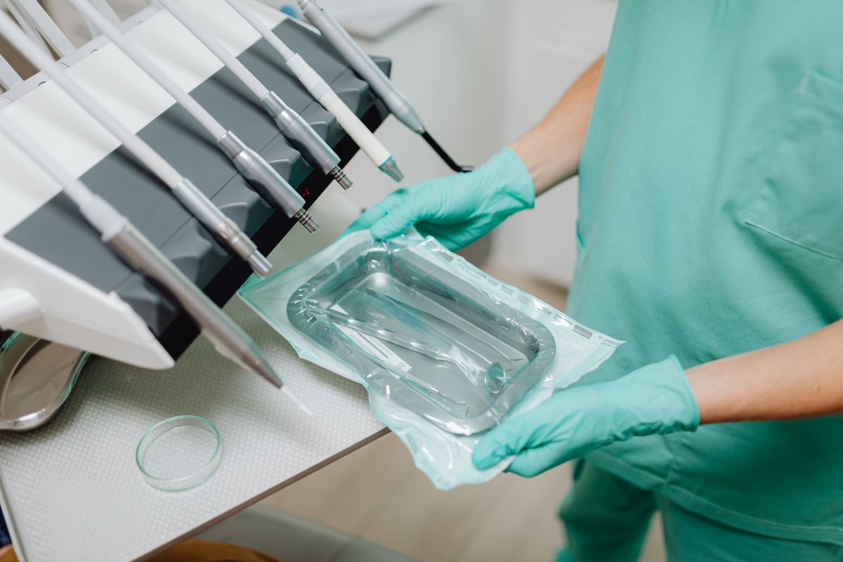 Instrumental dental esterilizado y empacado, manipulado con guantes