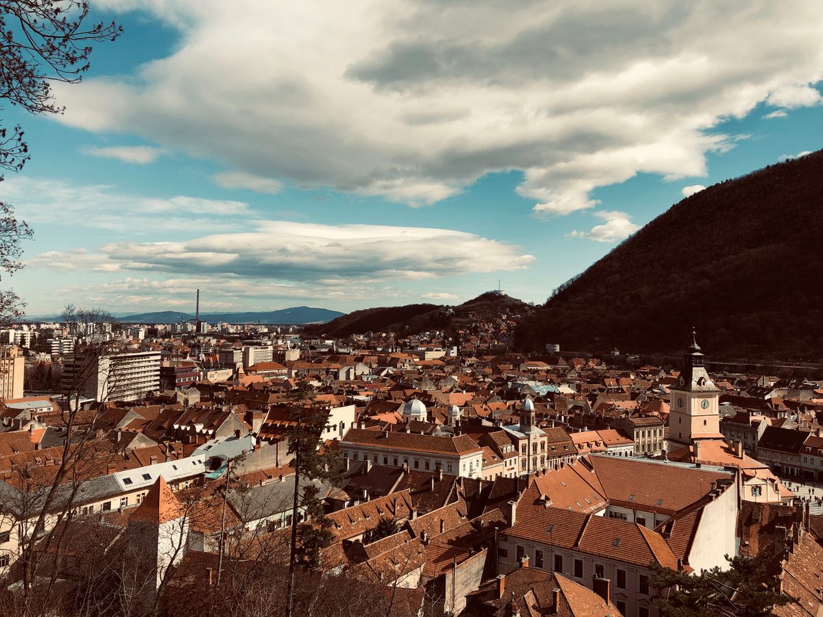 Centrul istoric Brașov - acoperișuri roșii și clădiri vechi văzute de sus