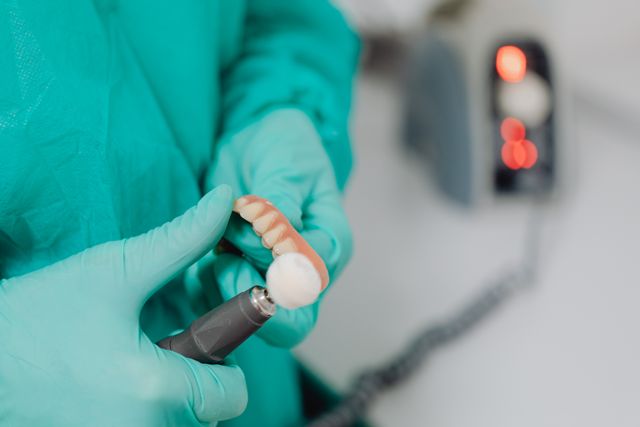 Prothèse dentaire fixe à Martigues, finition manuelle de précision en laboratoire