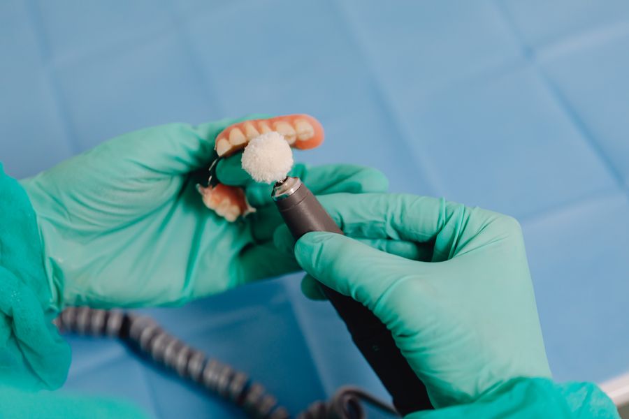 Técnico dental ajustando una prótesis