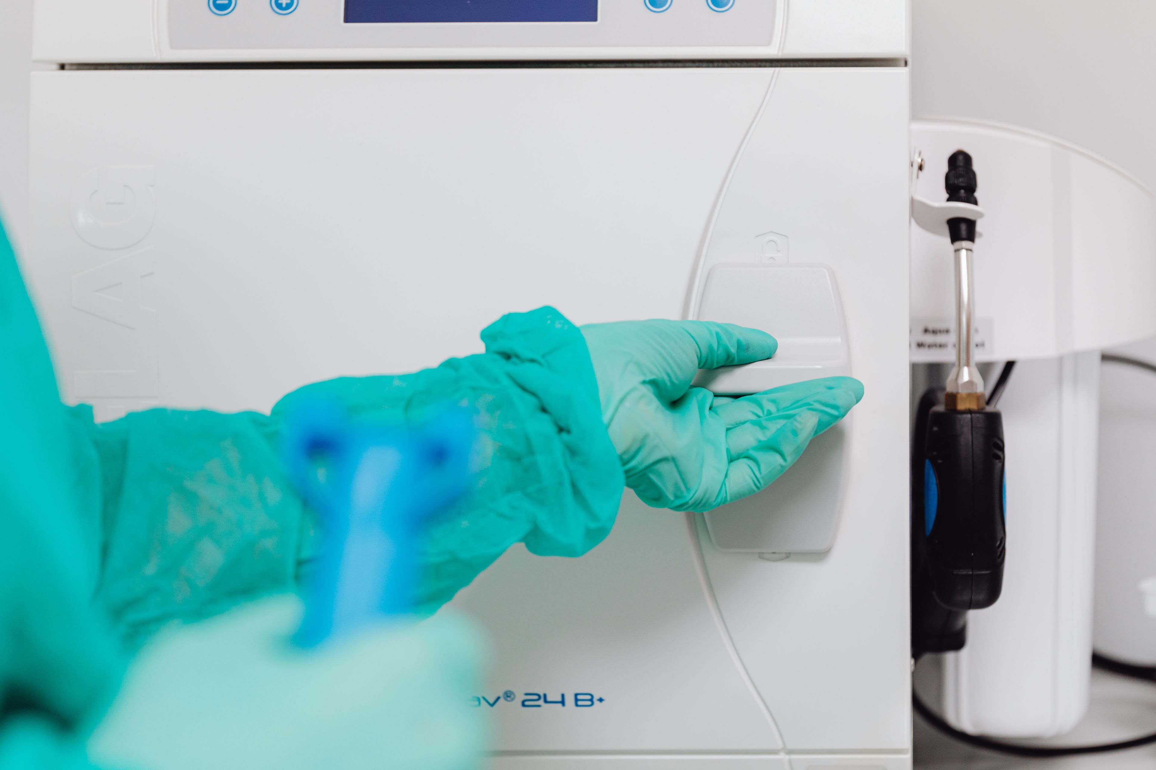 Machine de stérilisation médicale contenant des sachets scellés, en milieu de soins
