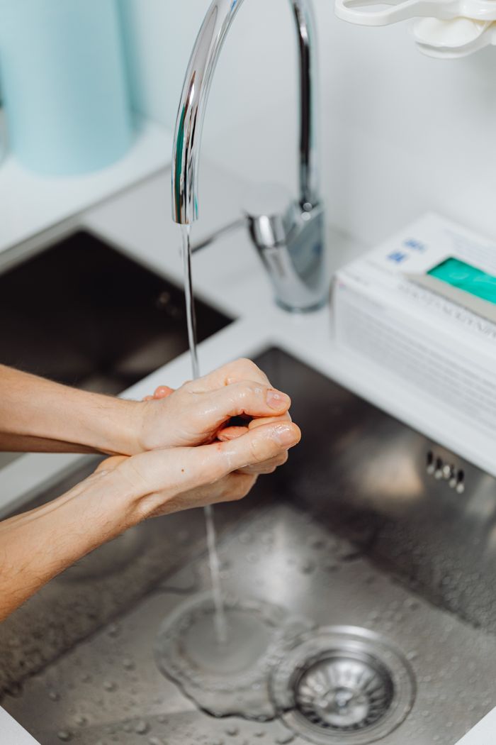 Lavado de manos en un lavabo profesional con dispensador
