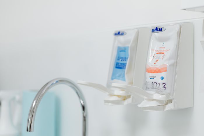 Dispensadores de jabón y crema de manos en la pared