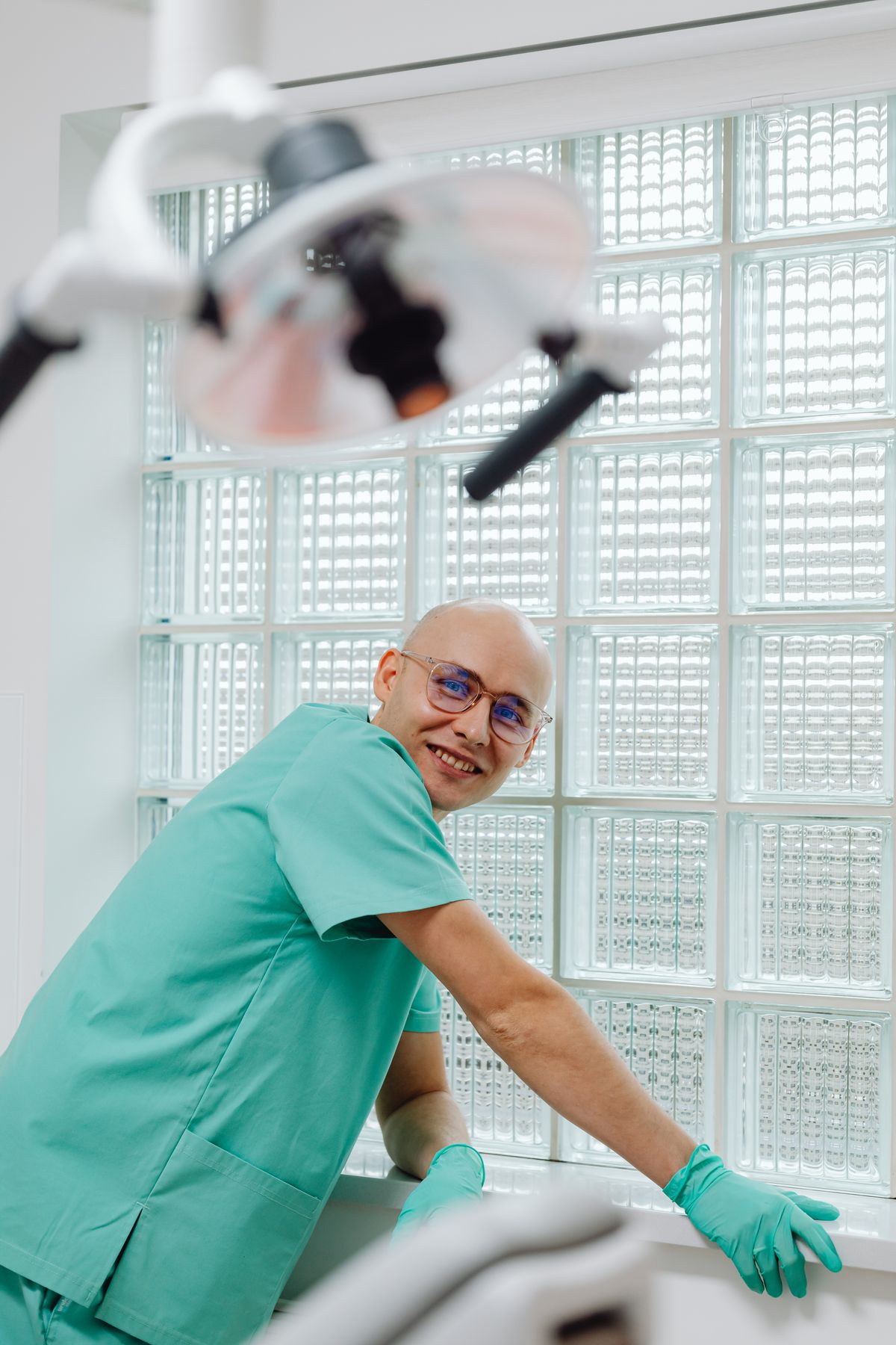 Dentista sorrindo em consultório odontológico moderno