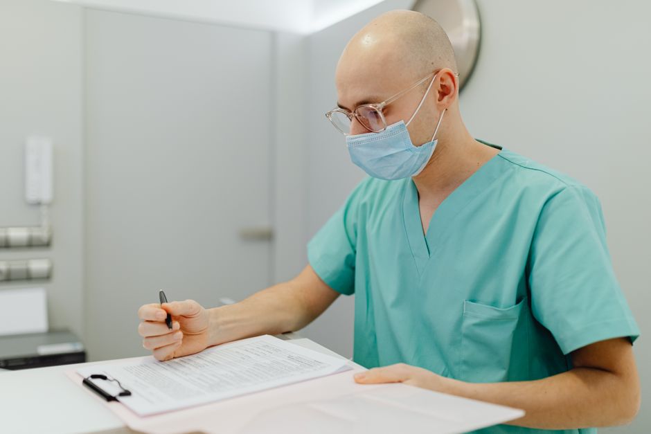 Nurse practitioner receiving MAT training in clinical setting - nurse practitioners and medication assisted treatment in california Nurse practitioner receiving MAT training in clinical setting - nurse practitioners and medication assisted treatment in california