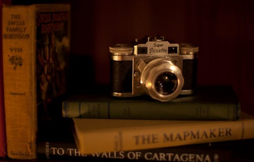 Antik, eski kamera, eski kitap içeren Ücretsiz stok fotoğraf