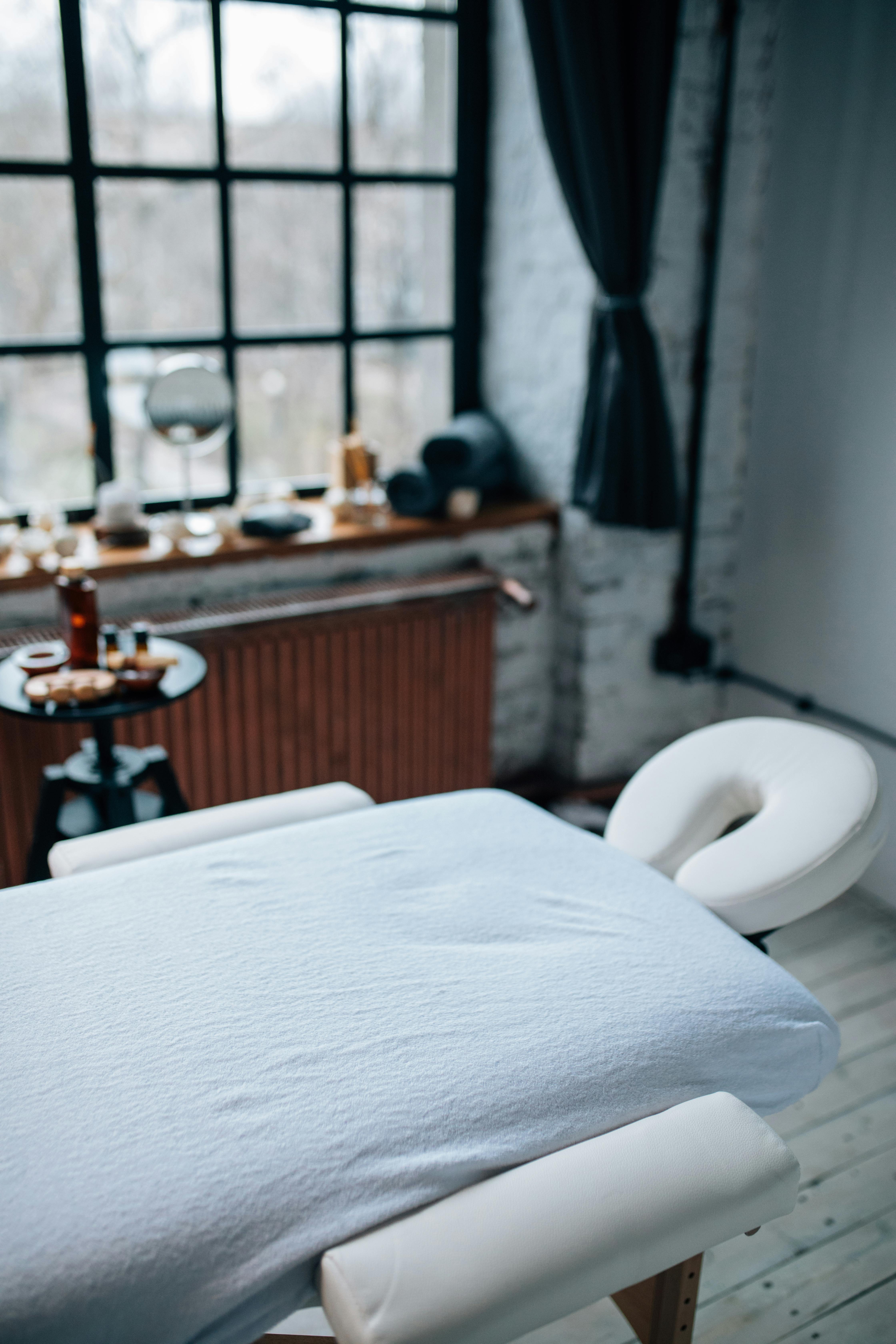 Massage Table in the Room · Free Stock Photo