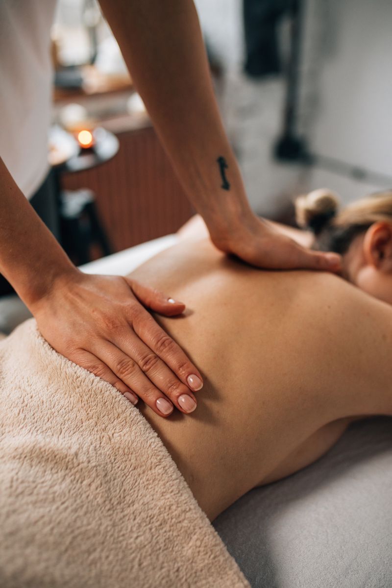 Massaggio professionale alla schiena in spa