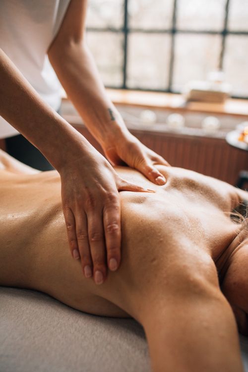 Free A calming body massage session in a serene spa room for ultimate relaxation and self-care. Stock Photo