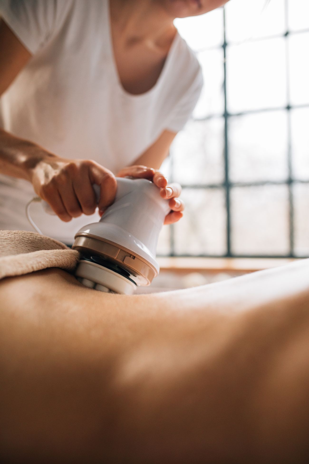 Electronic body massage device used during a wellness treatment