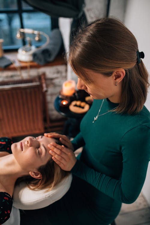 Photos gratuites de à l'intérieur, détente, femmes