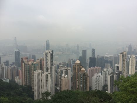 从太平山顶望去，雾气缭绕的香港岛天际线展现出摩天大楼与城市景观