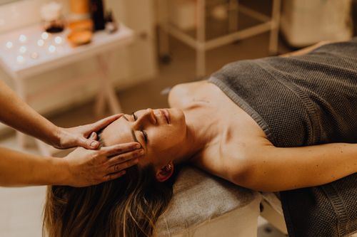 Free A serene head massage session at a spa, enhancing relaxation and wellness. Stock Photo