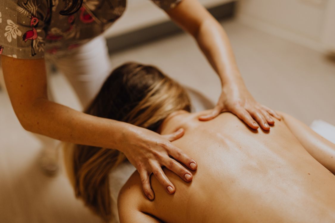 Free A soothing indoor massage therapy session focused on relaxation and wellness. Stock Photo