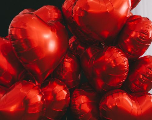 Free A captivating display of red heart-shaped balloons, perfect for Valentine's Day. Stock Photo