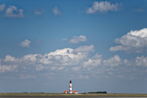 Gratis arkivbilde med åker, blå himmel, fyr