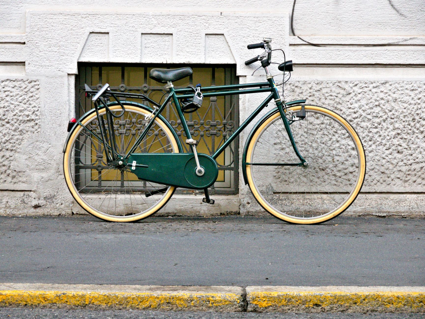 Una bicicleta apoyada en una pared
