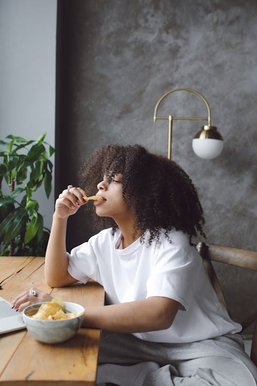 Základová fotografie zdarma na téma afro vlasy, bílá košile, bramborové lupínky