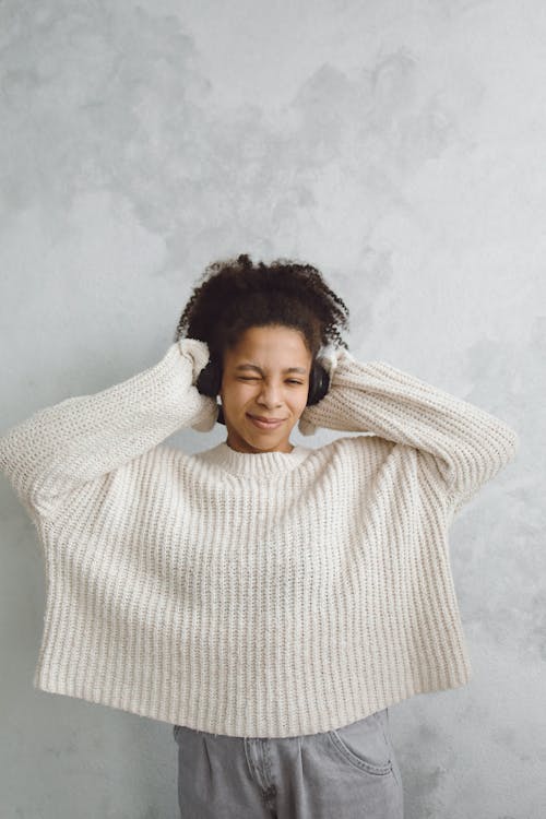 Fotos de stock gratuitas de auriculares negros, escuchando música, expresión facial