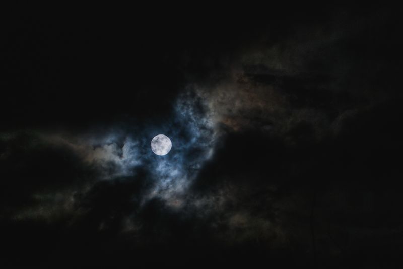 雲に包まれた満月の神秘的な夜空。西洋占星術プレミアム鑑定のイメージ