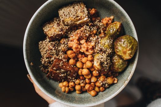 Bol de petit-déjeuner au quinoa et œufs