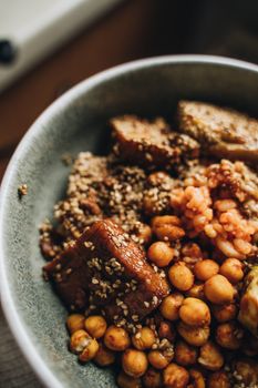 Bol de quinoa aux légumes grillés