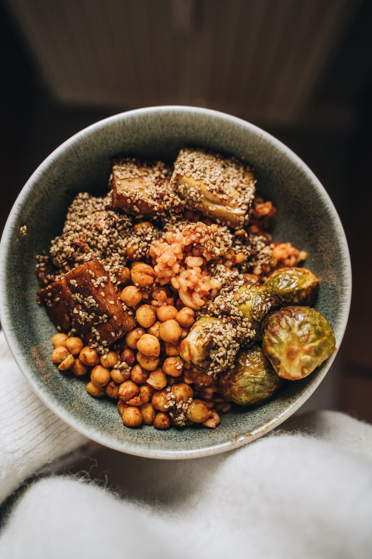 Mangkuk ceramic hijau pastel berisi tofu chickpeas tempel earthy natural props vibes