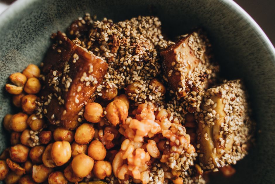 Colorful high-protein Buddha bowl with roasted chickpeas, quinoa, and avocado - balanced vegetarian meal ideas Colorful high-protein Buddha bowl with roasted chickpeas, quinoa, and avocado - balanced vegetarian meal ideas