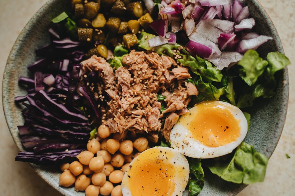 creamy tuna chickpea salad served in lettuce cups - clean lunch recipes creamy tuna chickpea salad served in lettuce cups - clean lunch recipes