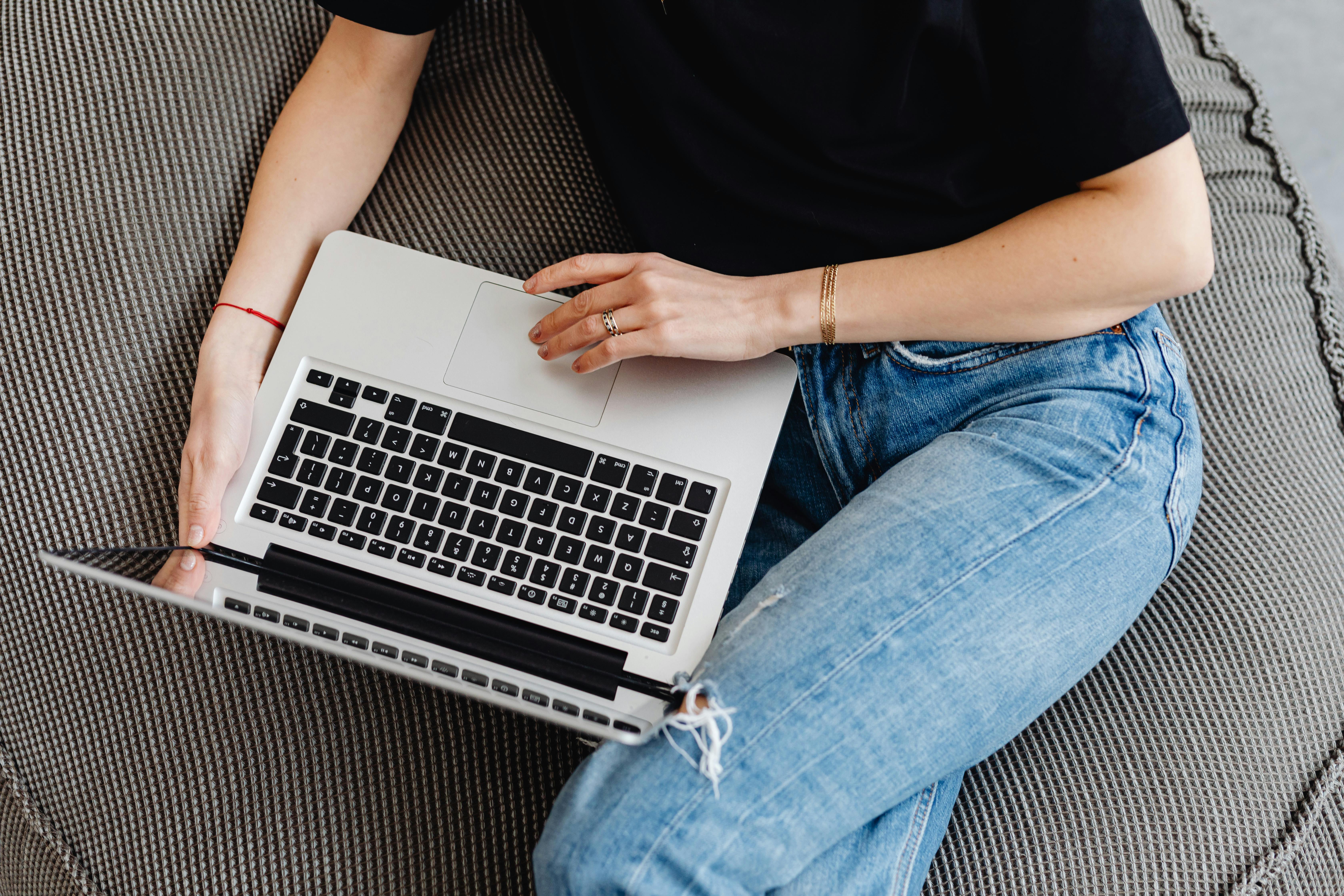 How to start an online side hustle — Photo by www.kaboompics.com on Pexels