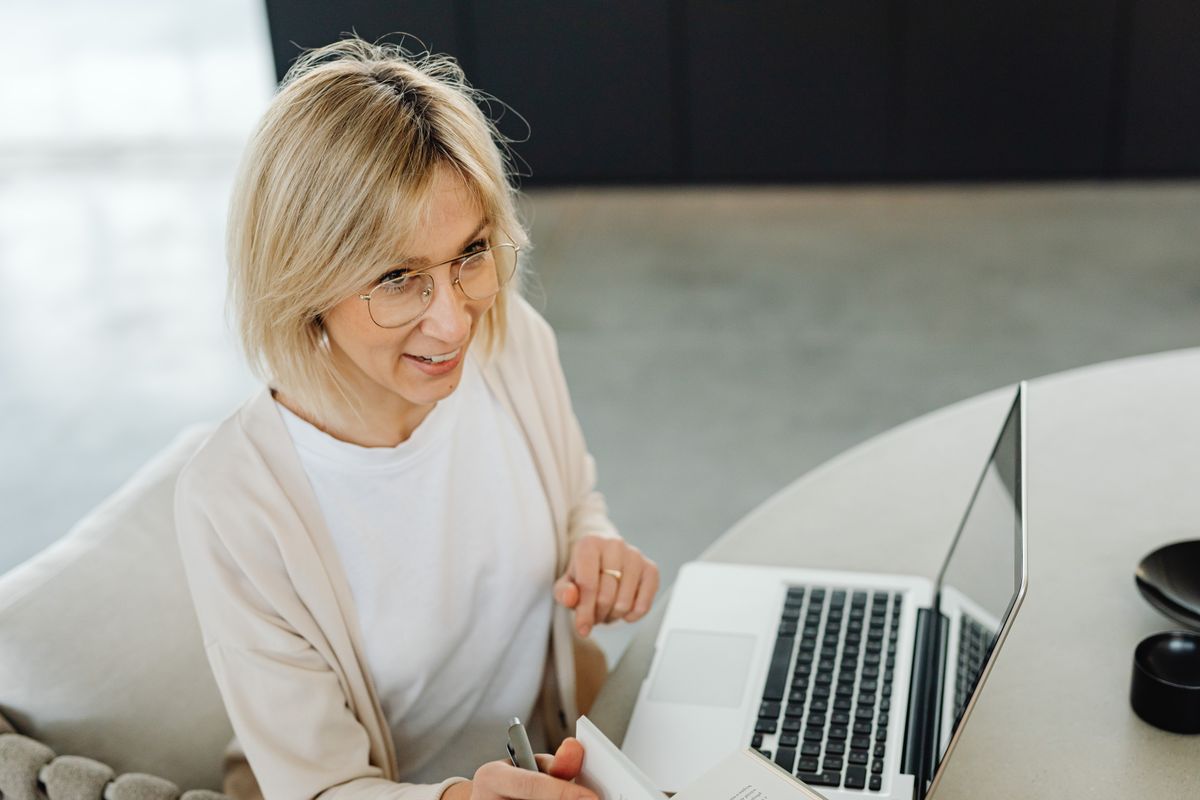 Woman with eyeglasses and short hair