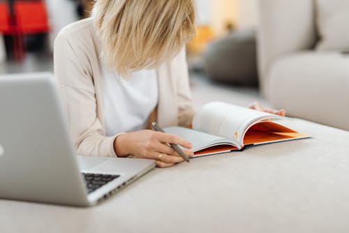 Ingyenes stockfotó ágy, fekvő, használ laptop témában