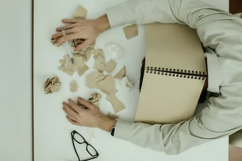 Femme épuisée devant une multitude de tâches et de responsabilités