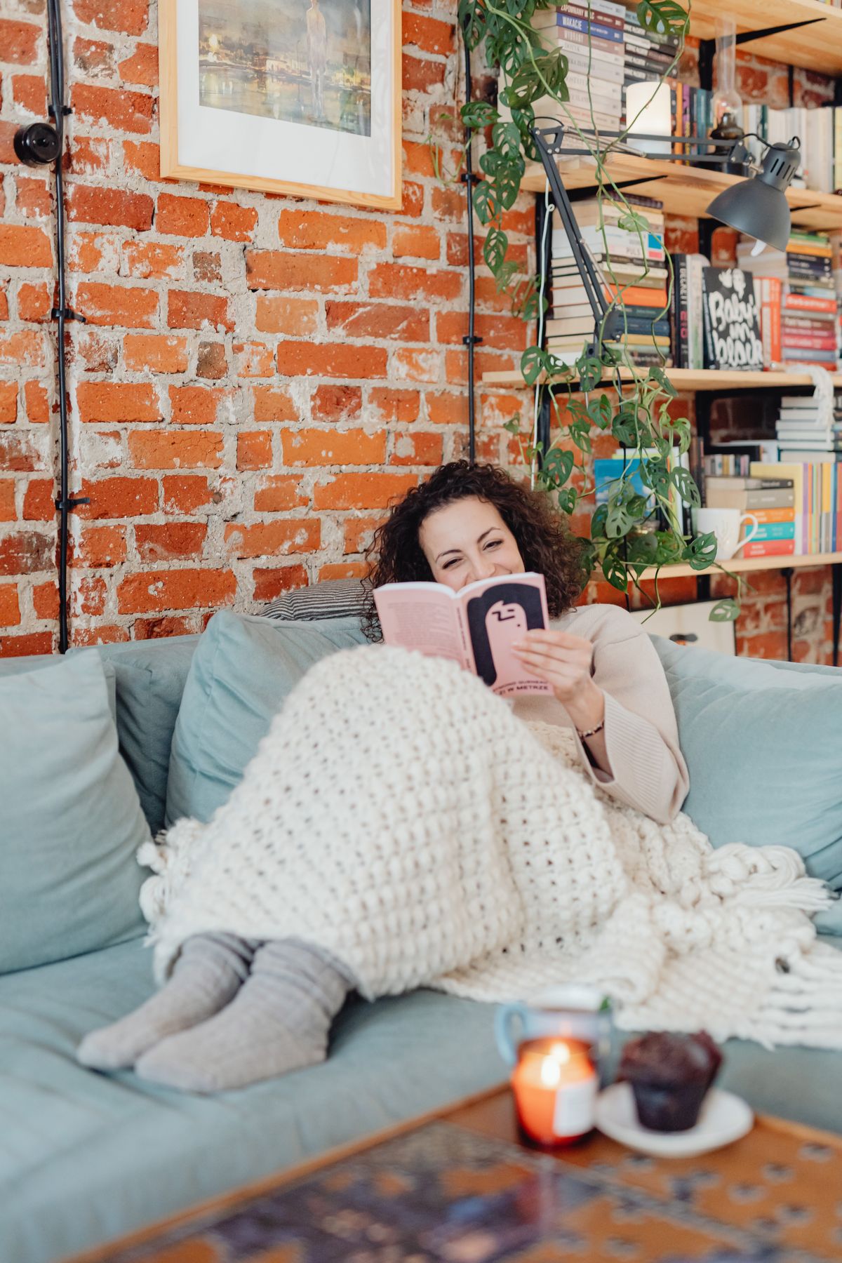 Cozy reading corner with blanket for thanksgiving living room decor ideas