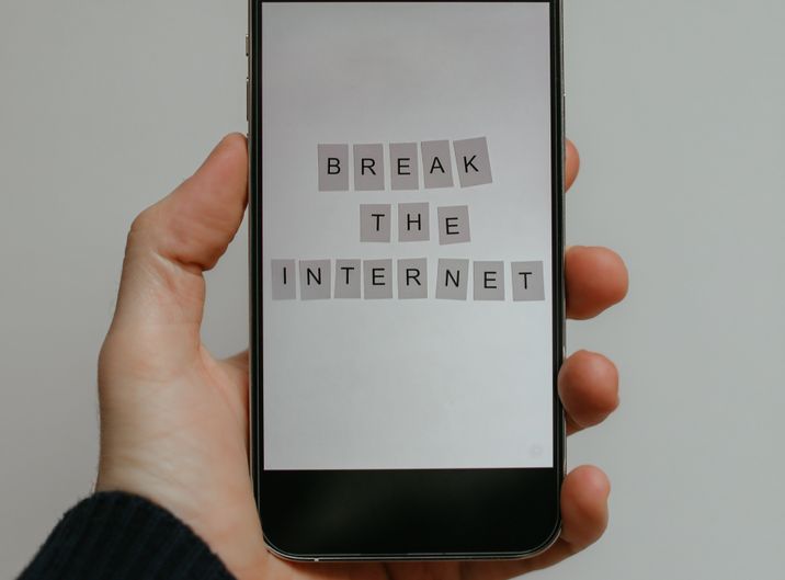 Online dating: starting a conversation on a niche platform