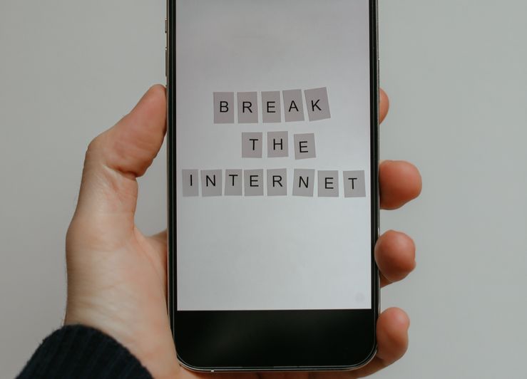 Online dating: starting a conversation on a niche platform