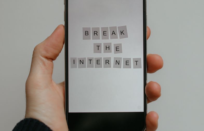 Online dating: starting a conversation on a niche platform