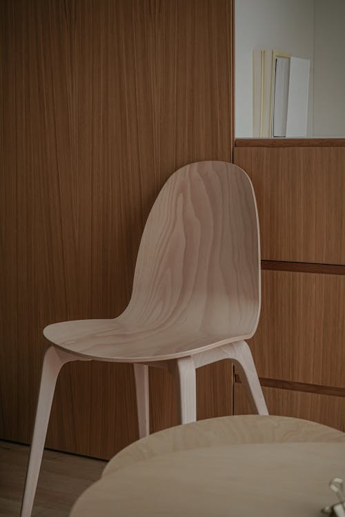 Darmowe zdjęcie z galerii z drewniane krzesło, minimalista, pionowy strzał