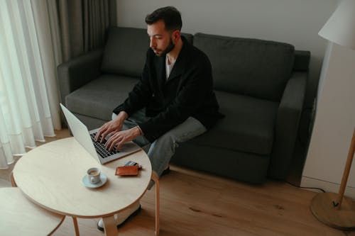 Ilmainen kuvapankkikuva tunnisteilla istuminen, kannettava tietokone, käyttää kannettavaa tietokonetta