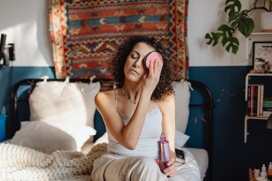 Detail einer rutschfesten Teppichunterlage unter einem Kurzflor-Teppich auf Holz- oder Laminatboden